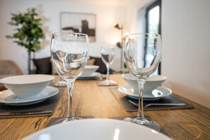 Complete set of wine glasses and plates, ideal for enjoying meals and drinks in a stylish and comfortable setting.