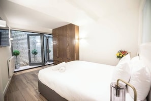 Our building is very quiet so with a good night's sleep you'll be able to enjoy your time in Manchester (Bedroom 1)
