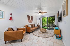 Living area with lanai access