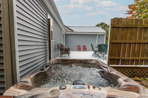Hot Tub - Open ALL YEAR