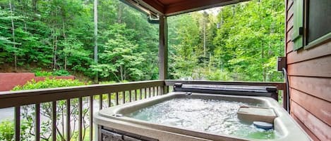 Black Bear Lookout's bubbling hot tub