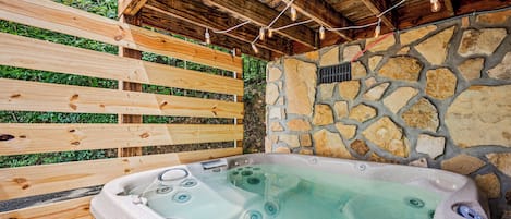 Little Bear Getaway's bubbling hot tub