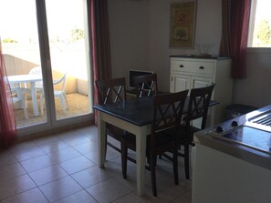 MOURIES Holiday Rental cottage pool for rent 4 people dinning room