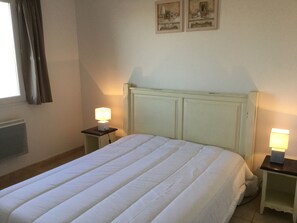 MOURIES Holiday Rental cottage with pool for rent 4 people 1 bedroom