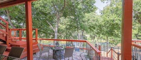 Patio with gas firepit overlooking Nolan Creek