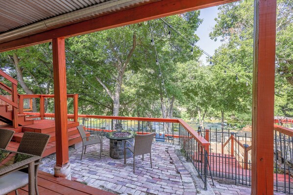 Patio with gas firepit overlooking Nolan Creek