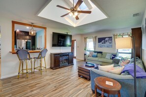 Living Room | Queen Sleeper Sofa | Free WiFi | Central A/C