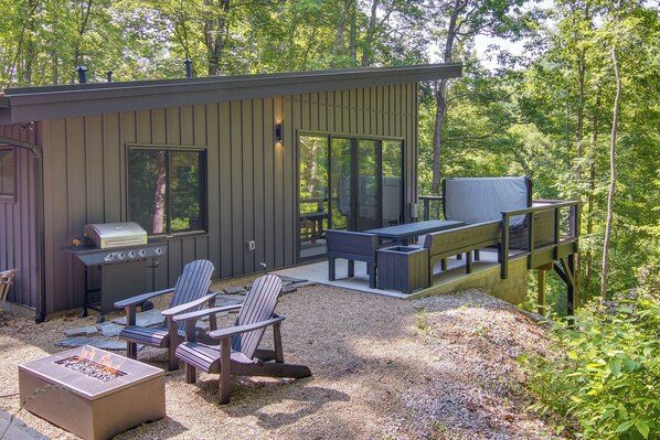 Black Mountain Vacation Rental | 2BR | 1BA | 950 Sq Ft | Step-Free Access