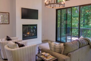 Living Room | Queen Sleeper Sofa | Smart TV | Free WiFi | Fireplace