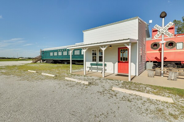 Joplin Vacation Rental | Studio | 1.5BA | 740 Sq Ft | Stairs Required