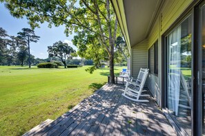 Private Deck | Golf Course View | Self Check-In | 6 Mi to Coligny Plaza