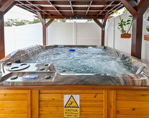 Outdoor spa tub