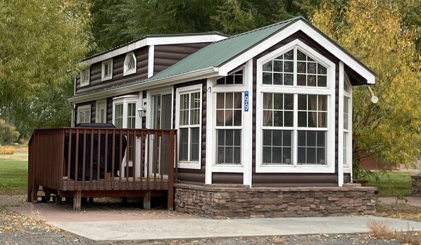 Lumberjack inspired cabin in Warden Lake RV Resort
