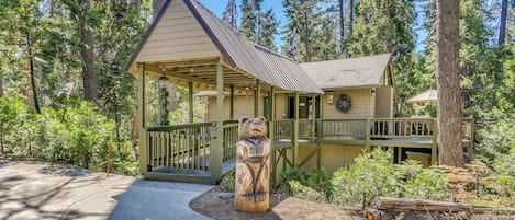 Shaver Lake Vacation Rental | 3BR | 2BA | 1,320 Sq Ft | Steps Required