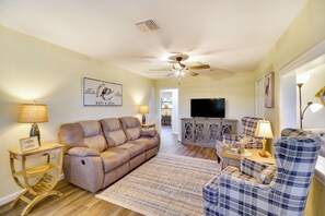 Living Room | Free WiFi | Smart TV | Central A/C & Heating