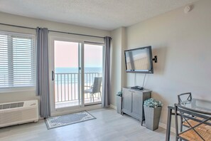 Living Room | Main Floor | Central Air Conditioning | Smart TV