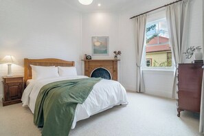 Bedroom 1: Queen