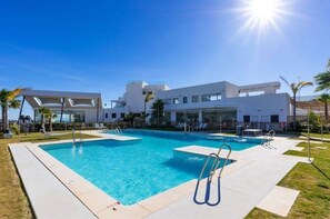 Main direct pool with access to social club, BBQ, SPA with jacuzzi, sauna & gym