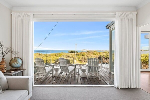 Views span the ocean’s horizon towards a backdrop of the Barwon Heads Bluff and beyond