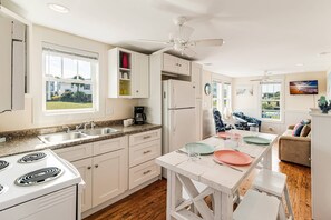 The Proximity of the Kitchen & Dining Area makes for Quick Service & Cleanups.