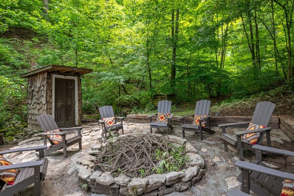 Behind the Heist - additional firepit and private seating!