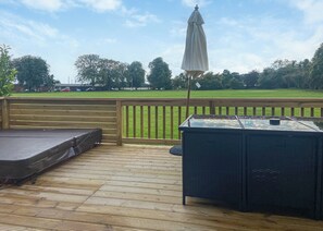 Athelington Lodge - Athelington Hall Farm Lodges, Horham, Eye