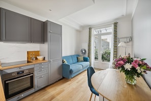 La Maison Kléber - Elysée apt.: Living room, open kitchen and dining table.