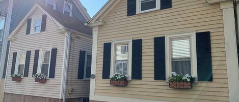 Historic "Two Sisters Cottage" on a quiet street in the West End of Providence