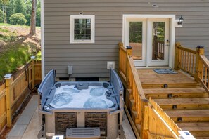 Hot tub - Hot tub on back deck.