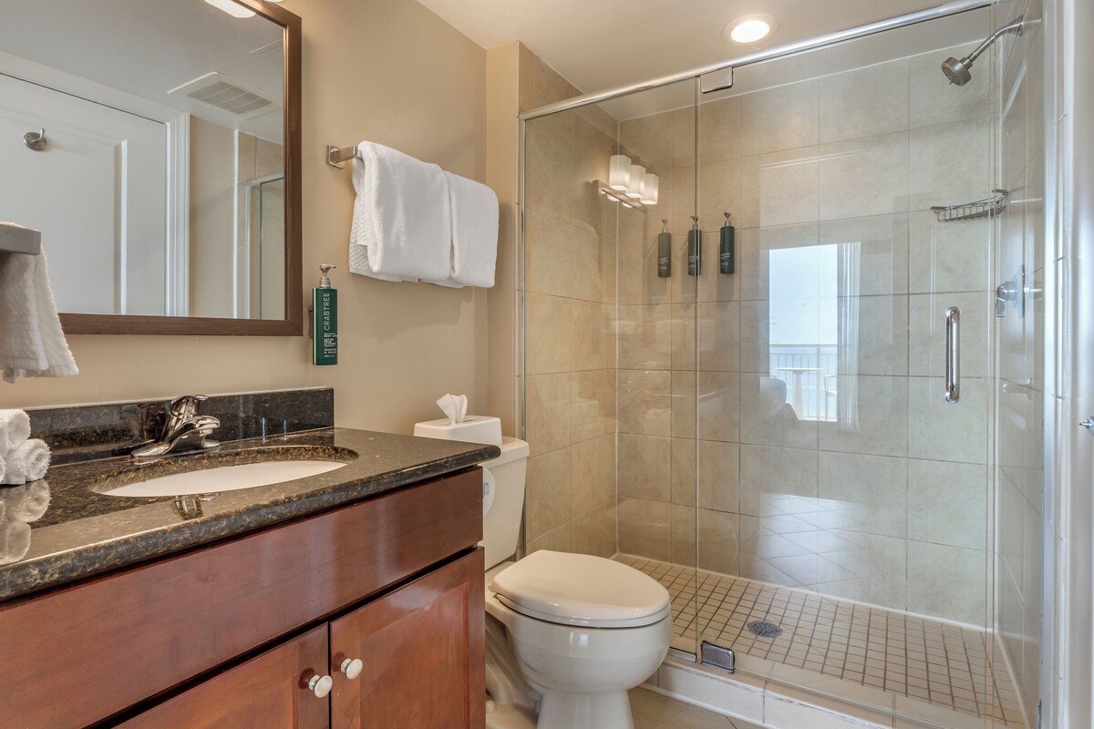 Ocean Beach Club Virginia Beach – 1 BEDROOM OCEAN FRONT KING SUITE WITH SOFABED
