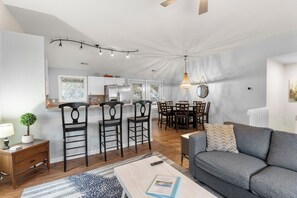 KH6525: Blue Paradise Club | Top Level Living Area
