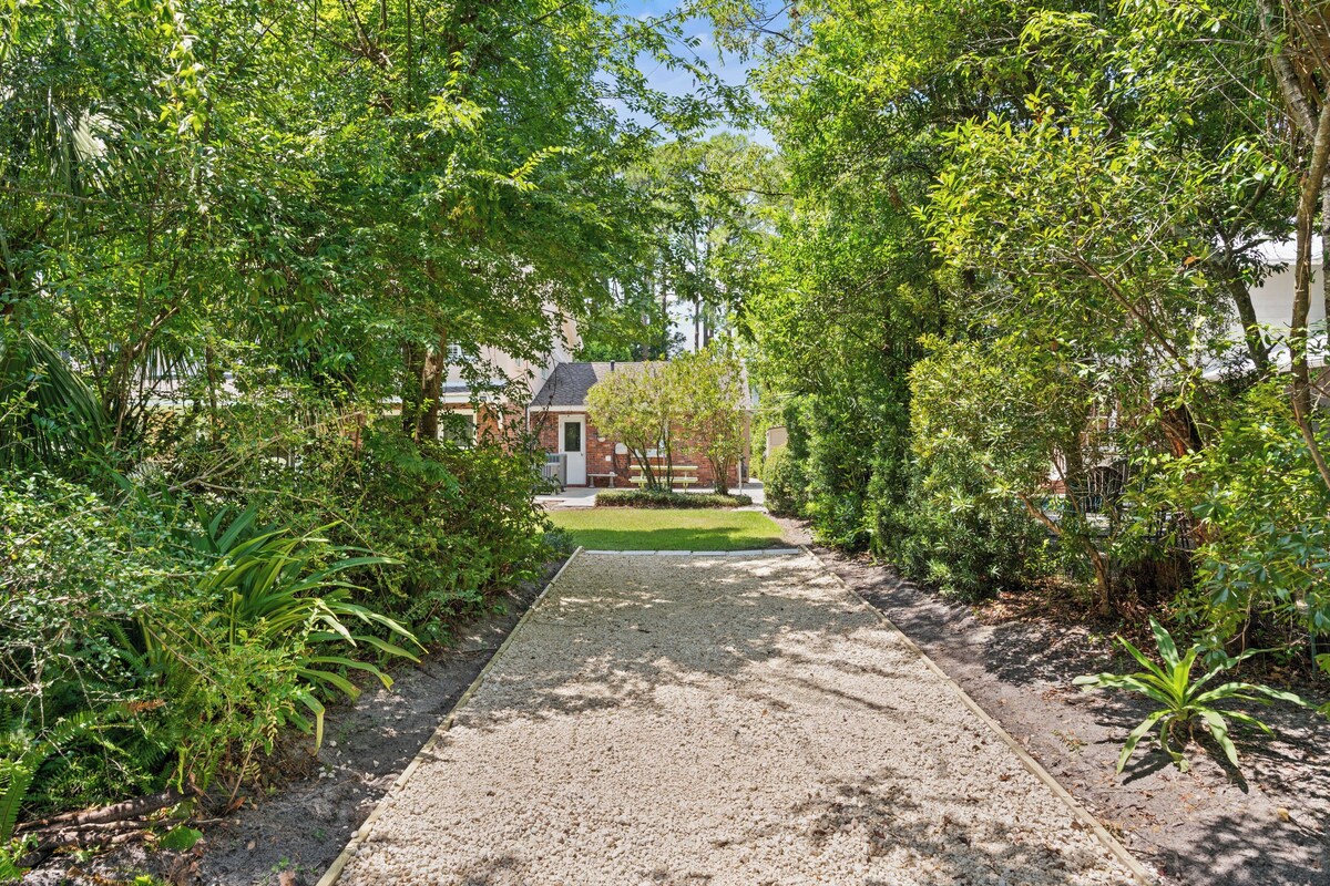 East Beach Oasis near Gould’s Inlet, sleeps 10