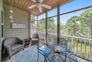 Cowtown Cottage 1302 balcony seating