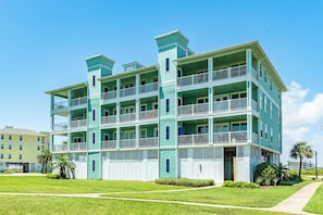 Beachfront condo located in Pointe West