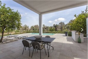 Veranda east with view on the pool