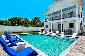 Massive pool with splash deck (seasonally heated between October and April)