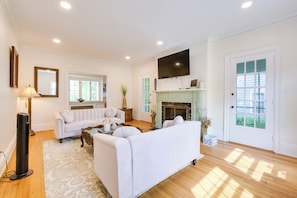 Living Room | Smart TV | Fireplace | WiFi
