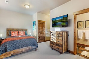 Master Bedroom #1 (Queen Bed + Bathroom)