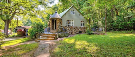 Salisbury Vacation Rental | 4BR | 1BA | 1,300 Sq Ft | Stairs Required
