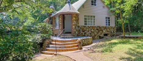 Salisbury Vacation Rental | 4BR | 1BA | 1,300 Sq Ft | Stairs Required
