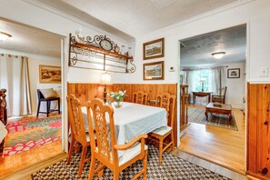 Dining Area | Dishware/Flatware Provided | Central A/C