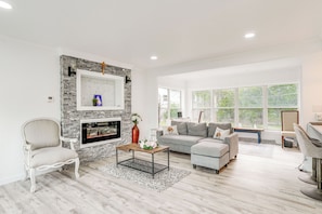 Living Room | Free WiFi | Smart TV | Central A/C