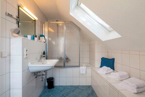 Comfort Dreibettzimmer Gästehaus-Badezimmer