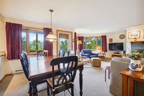 Come relax and entertain family and friends in the open floor plan.  Dining Seats up to 6 comfortably and plenty of comfortable seating.