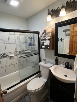 Full bath. Thick towels provided!