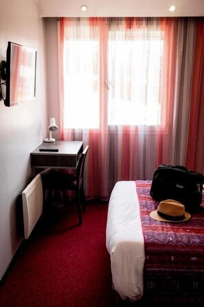 Unit with Double size bed. Exact unit will be assigned upon arrival. Views, colors and decor may vary.