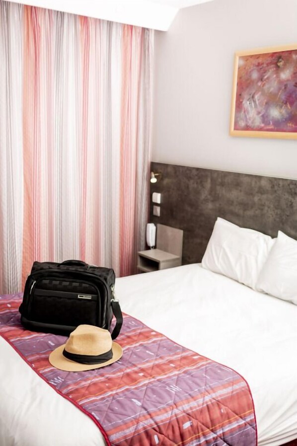 Unit with Double size bed. Exact unit will be assigned upon arrival. Views, colors and decor may vary.