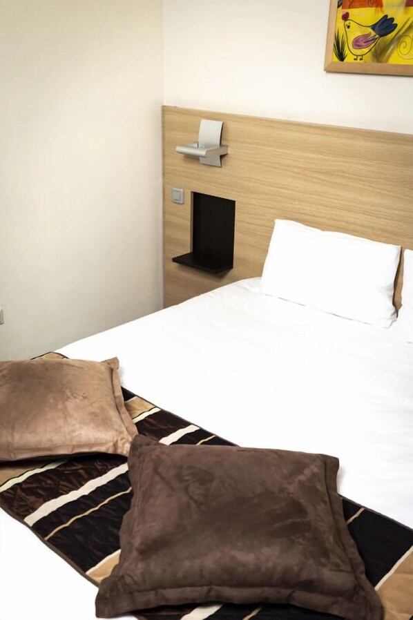 Unit with Double size bed. Exact unit will be assigned upon arrival. Views, colors and decor may vary.