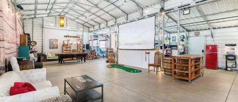 Barn Game Room & Lounge - Large indoor space for entertainment