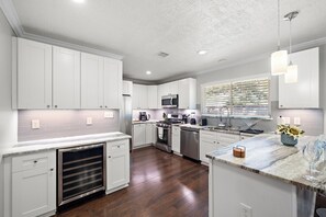 Fully equipped kitchen with high quality granite countertops.